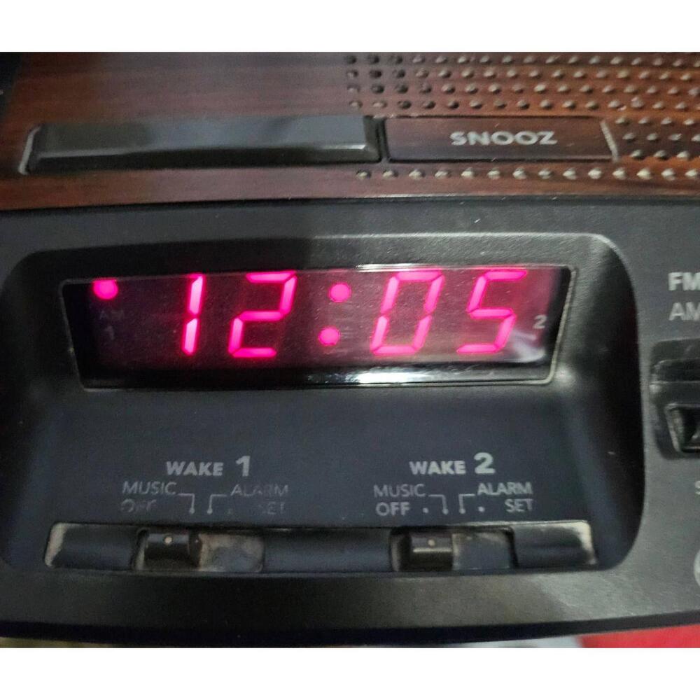 GE Retro Woodgrain Alarm Clock Digital Display AM‎ FM Dual Alarm Snooze 74621A